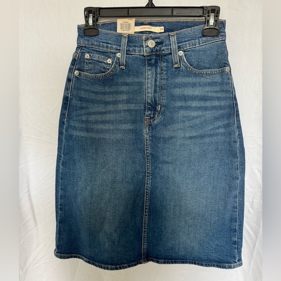 NWT Levi's Classic Iconic Denim Skirt in Medium Wash - Picture 3 of 8